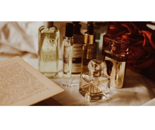 Ce înseamnă Extract de Parfum? Ghidul complet pentru a alege aroma perfectă